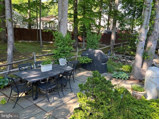 Building Photo - 9502 Tregaron Pl
