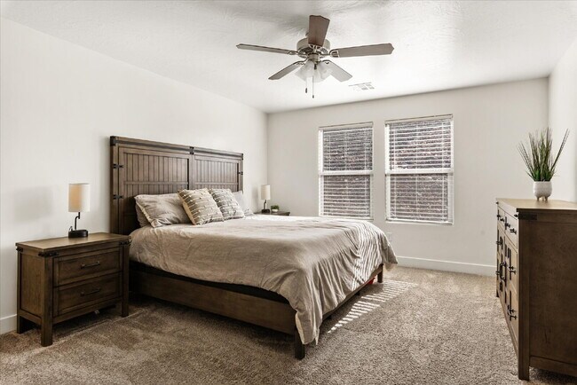 Building Photo - "Spacious 4-Bedroom Townhouse Retreat on S...