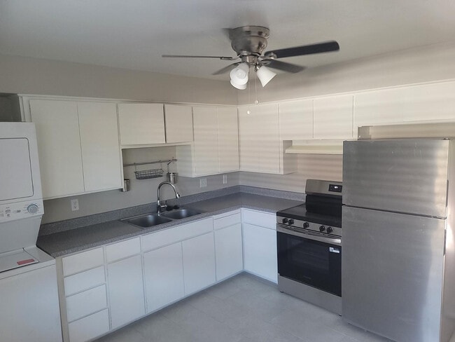 Building Photo - 4819 E Cambridge Ave