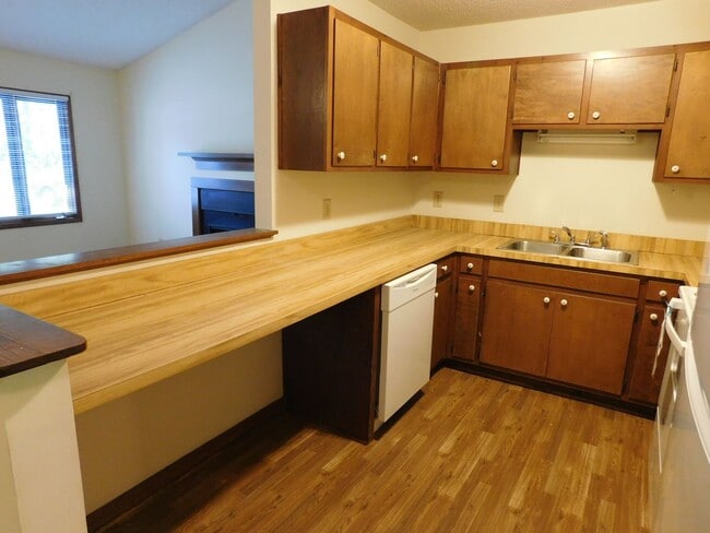 Building Photo - 2 Bedrooms, 1 bathroom Cathedral ceiling i...