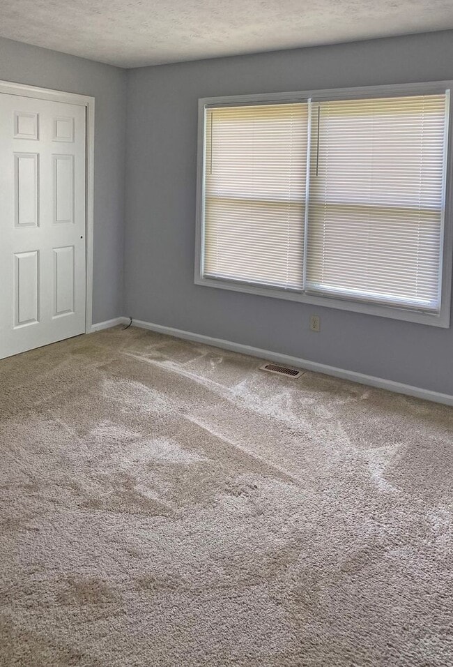 Building Photo - Attractive 3 BR, 2 Bath Home! Attached Garage, Fenced Backyard, Pets Ok!