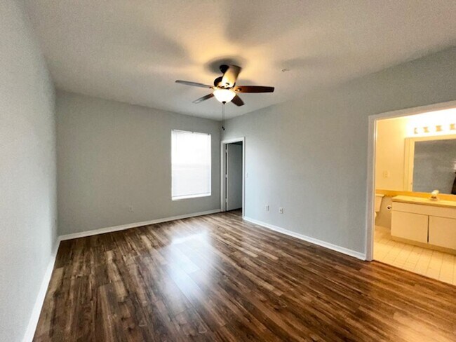 Building Photo - MOVE IN NOW! 2x2 WITH FRESH INTERIOR PAINT & LAMINATE WOOD FLOORING! PRIVATE BALCONY!!!