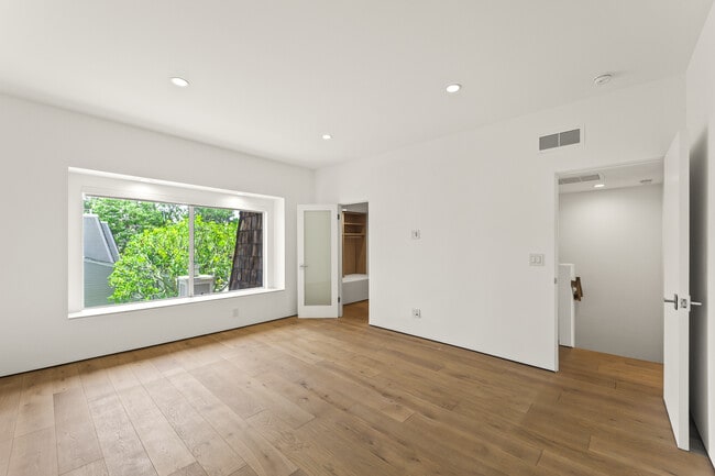 Building Photo - 13336 Maxella Ave