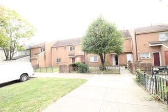 Building Photo - Renovated townhome with central air and off-street parking