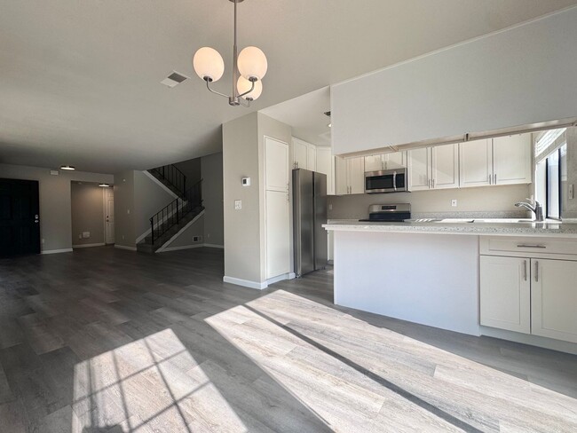 Building Photo - Gorgeously Remodeled 3bed 2.5 Bath home in...