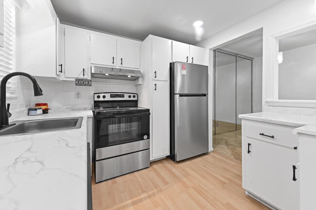 Building Photo - 100 Royal Palm Way