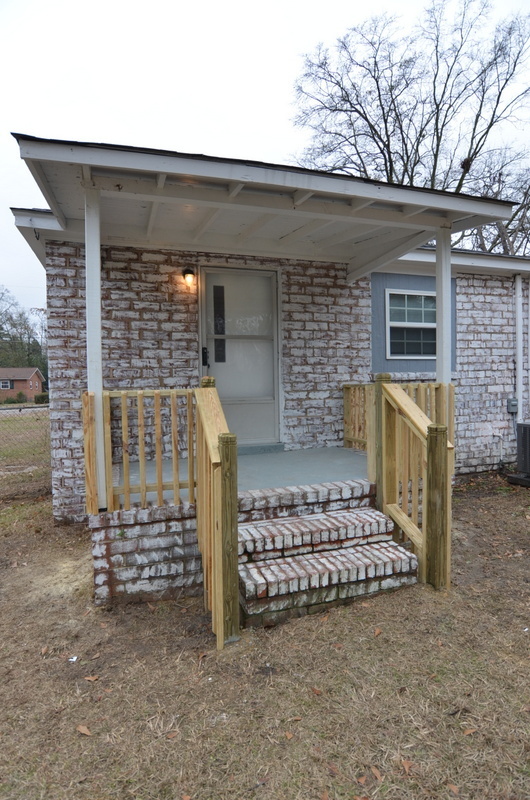 Building Photo - Nice 3 Bedroom w/ Great Fenced Back Yard