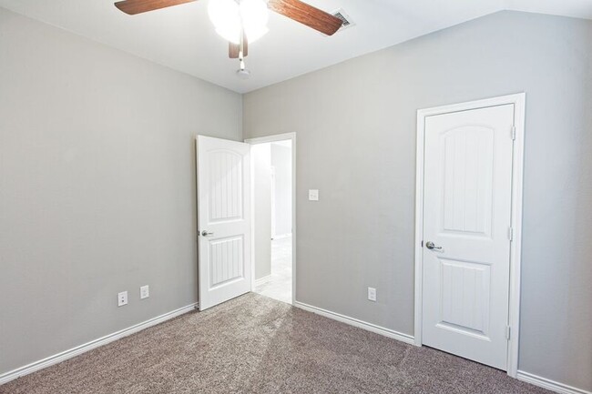 Building Photo - 1713 Cattleman St