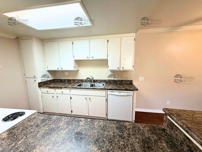 Building Photo - Second Story 2 Bd/2Ba Townhouse in San Marcos