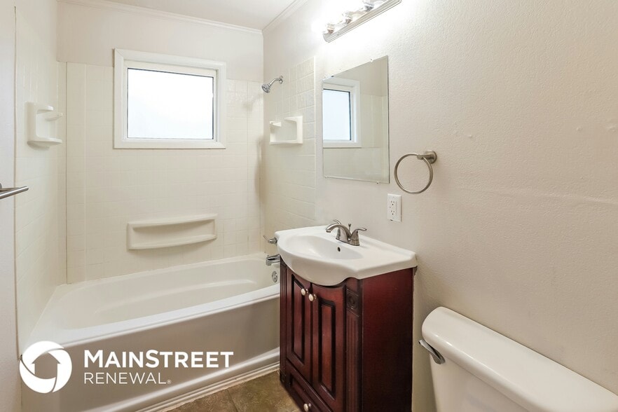 Building Photo - 6412 N Forest Ave