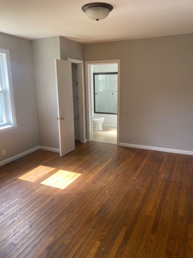 Building Photo - Available August!  4/5BR, 2BA Campus and B...