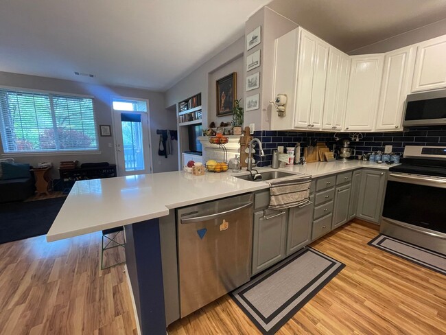 Building Photo - $0 DEPOSIT OPTION! LUXURIOUS 3BED/2BATH CONDO WITH MODERN UPGRADES