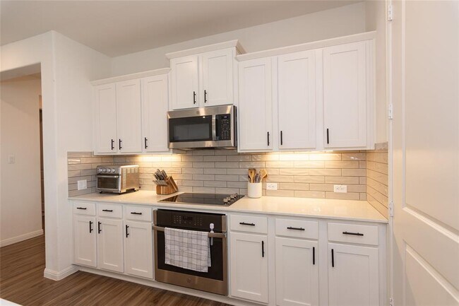Building Photo - 501 Sixpence Ln