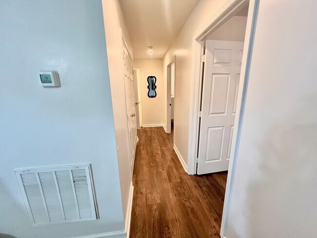 Building Photo - 707 Bagwell Ct