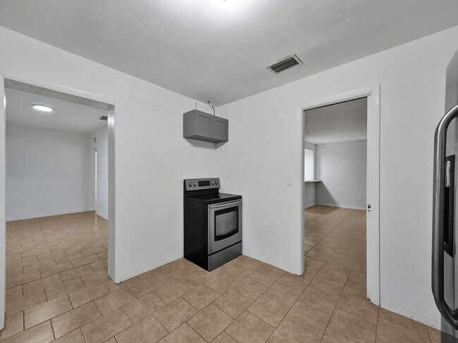 Building Photo - 3226 Oak Ave