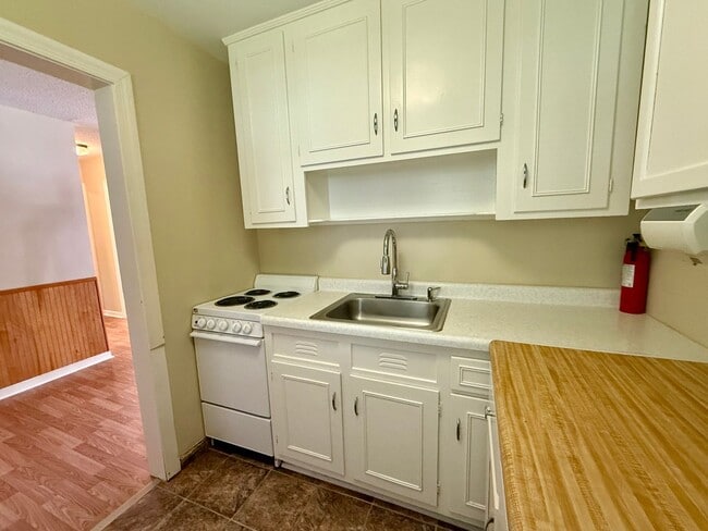 Building Photo - Two bedroom, 1 bath condo in Burlington (Brookwood Garden) Water and heat included!-$150 off depo...