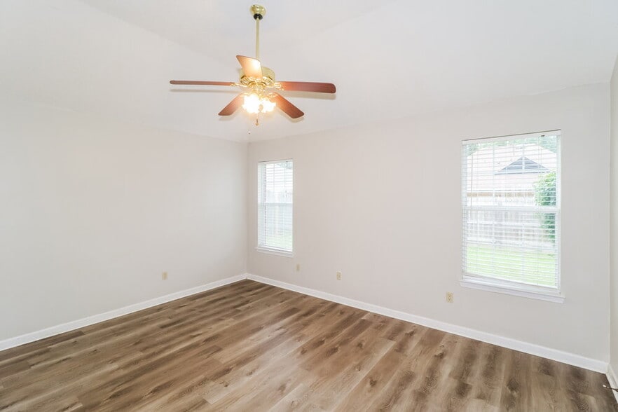 Building Photo - 5892 Alexandria Ln