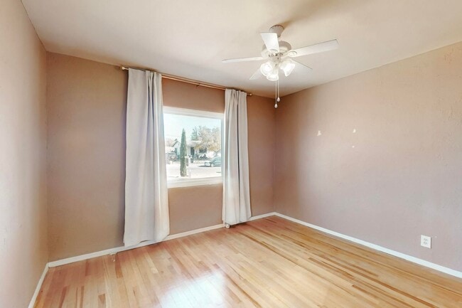 Building Photo - Charming 3 bedroom, 2 bath home in Central El Paso! Special No admin fee, $29 application fee!