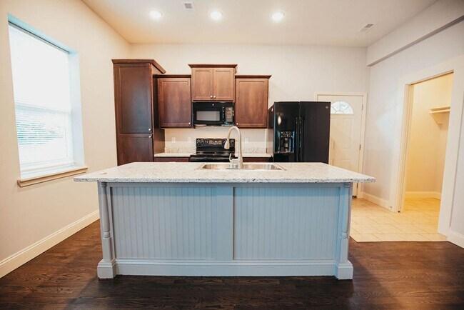 Building Photo - Stunning single family home near MSU campu...