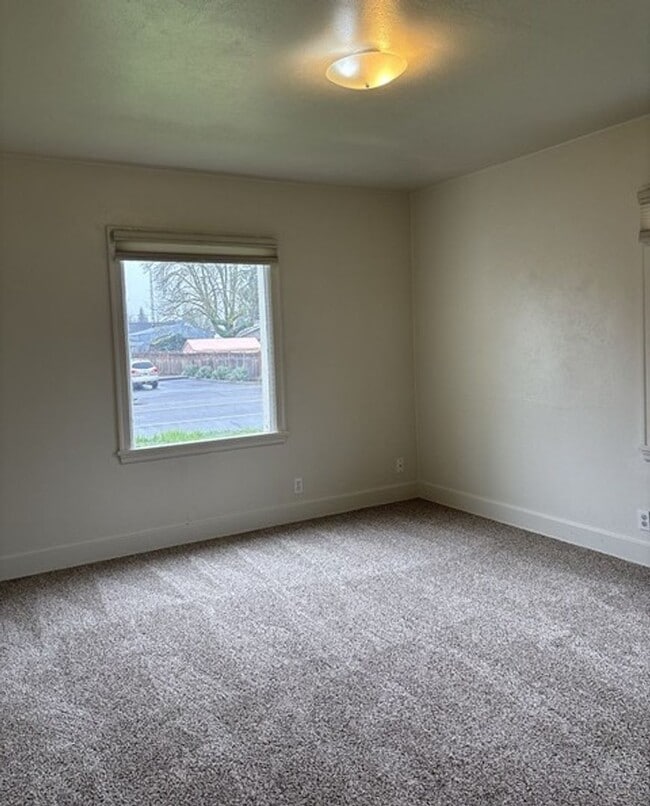 Building Photo - 4Bd/1Ba Two Story House - Available to View!