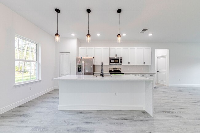 Building Photo - FOR RENT