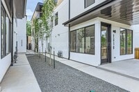 Building Photo - 2321 S High St