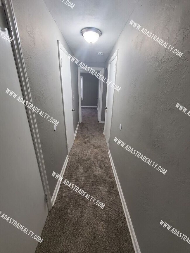 Building Photo - Spacious Raytown Home-Available NOW!!