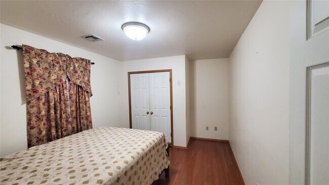 Building Photo - 400 Amanda Dr