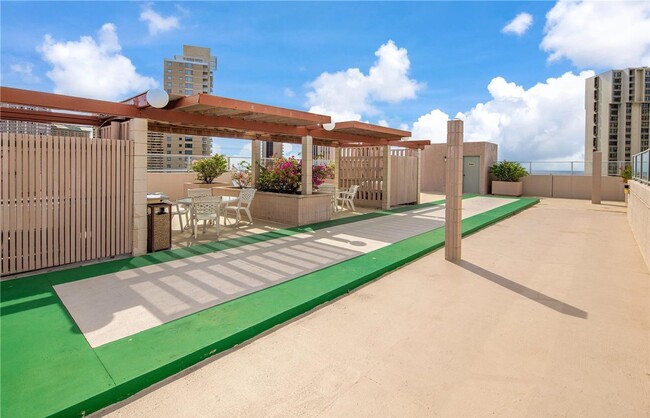 Building Photo - Spacious, pet friendly, Summer Palace unit...