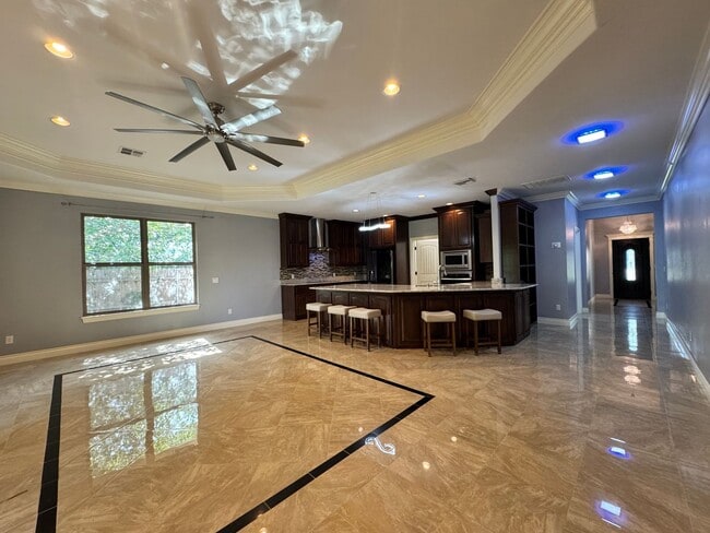 Building Photo - Spacious 3 Bed 2.5 Bath Home Near Oklahoma...