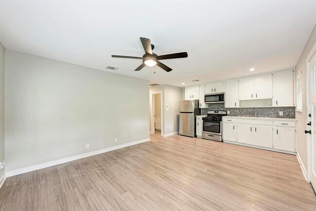 Building Photo - 1612 Elmhurst Dr