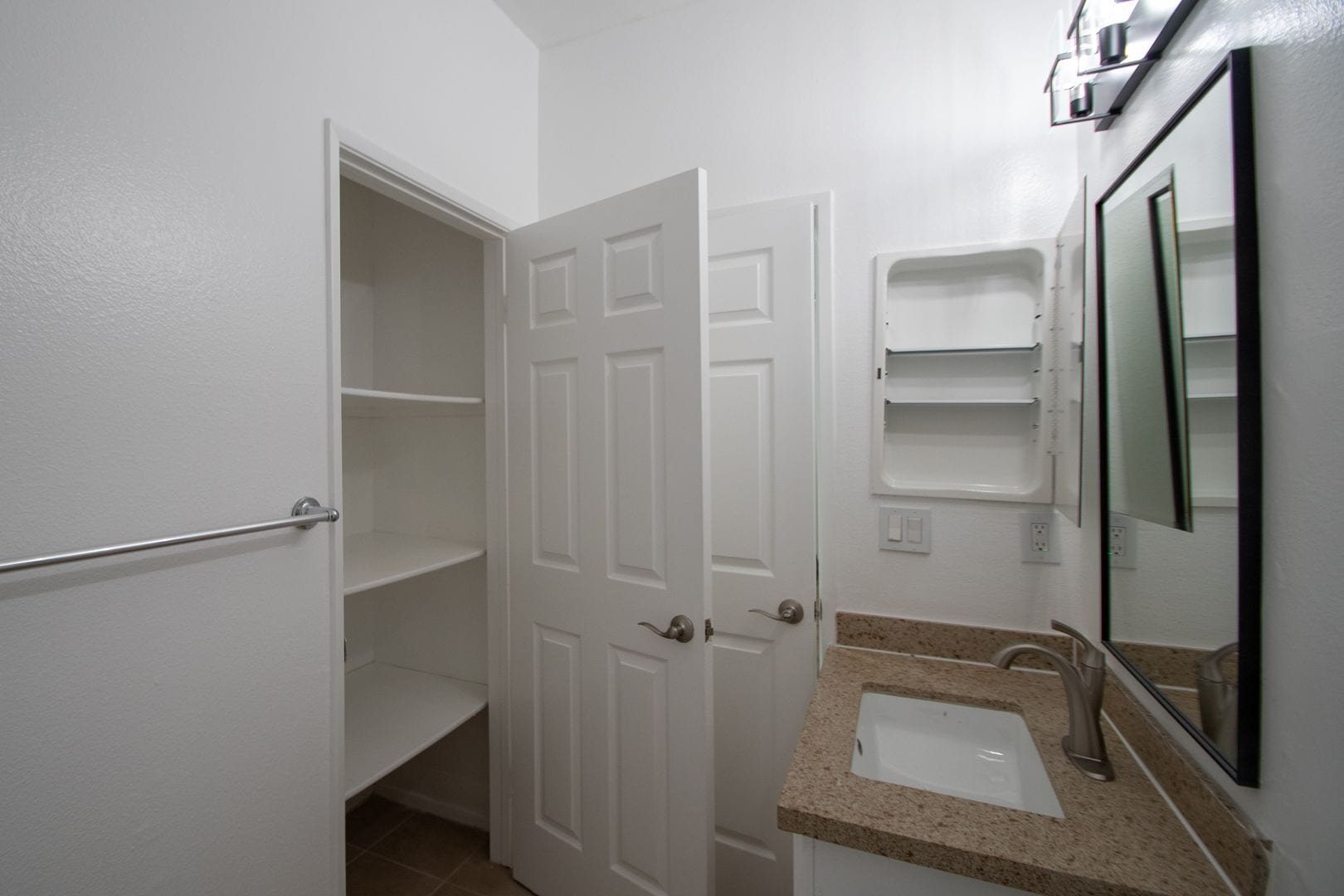 Building Photo - 11594 Moorpark St