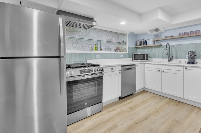 Building Photo - 2112 N Sawyer Ave