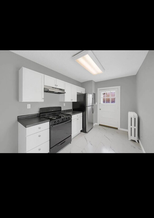 Building Photo - 1055 7th St W
