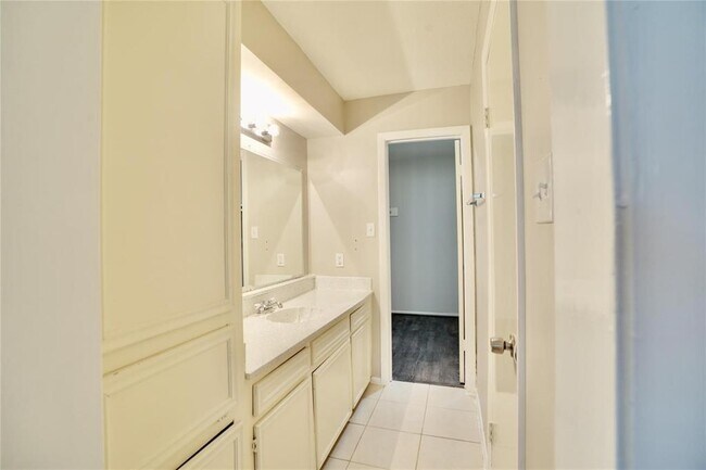 Building Photo - 10811 Sugar Hill Dr