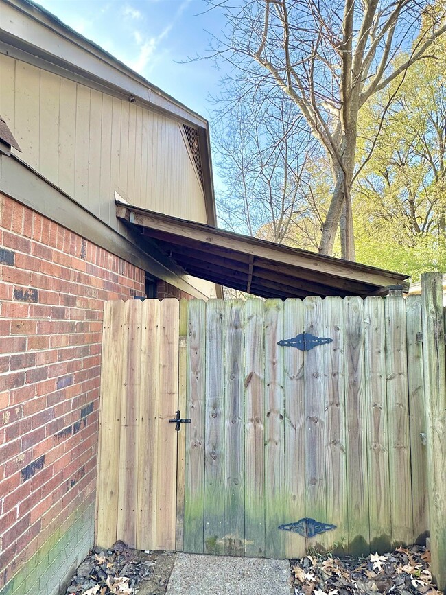 Building Photo - 2065 Goldbrier Ln