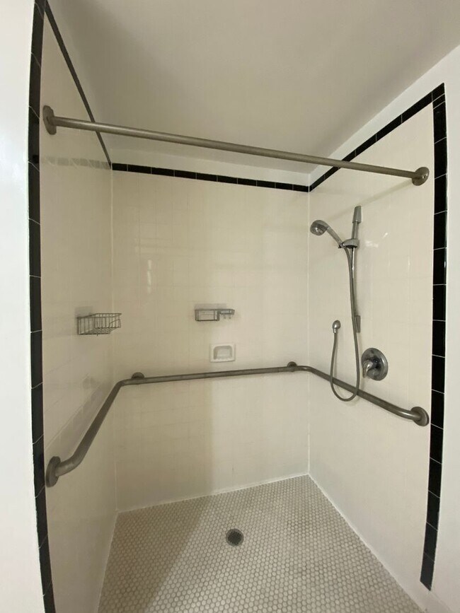 Building Photo - 1st Floor 1Bed/1Bath ALL Electric with W/D...