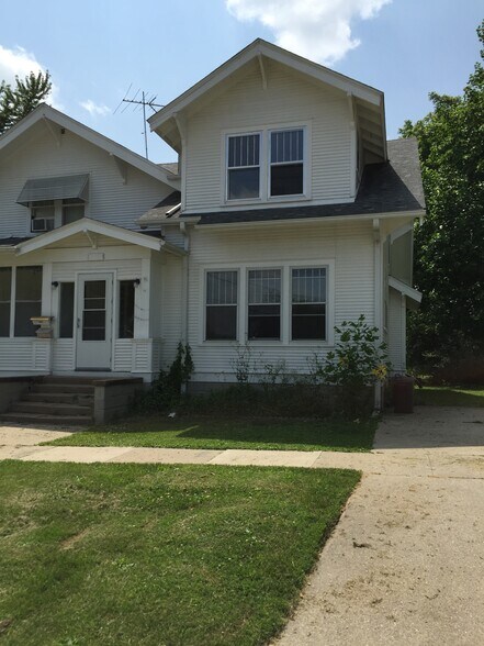 Front Drive - 506 S 4th St