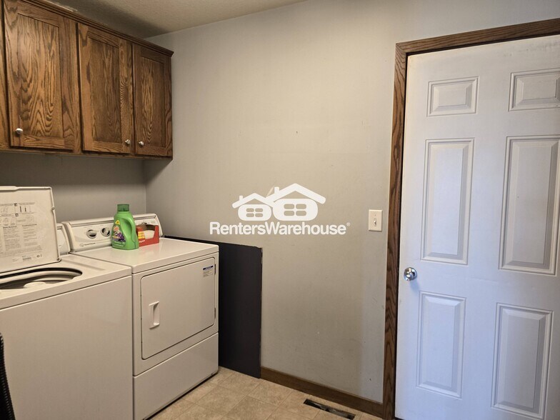 Building Photo - 930 Aspen Cir