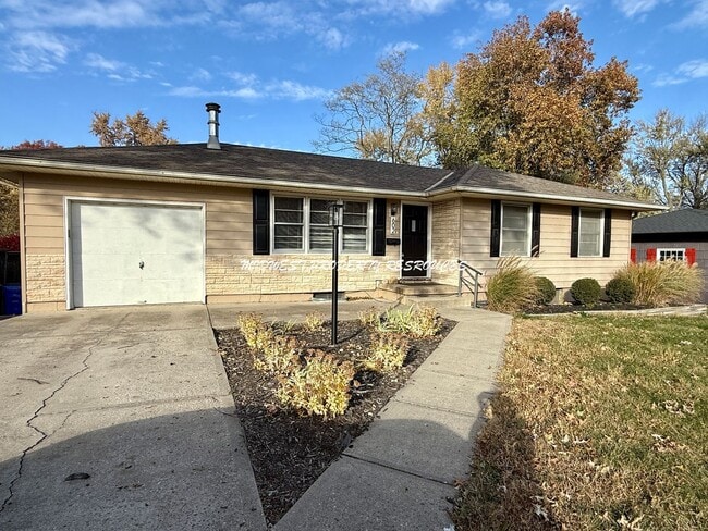 Building Photo - 4 Bedroom Home Near Downtown Lee’s Summit