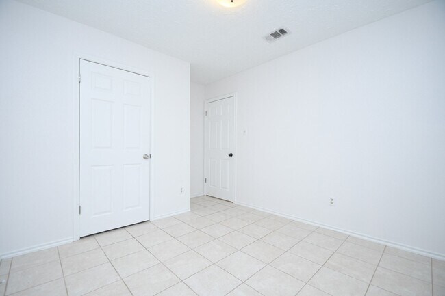 Building Photo - 2303 Old Dixie Dr