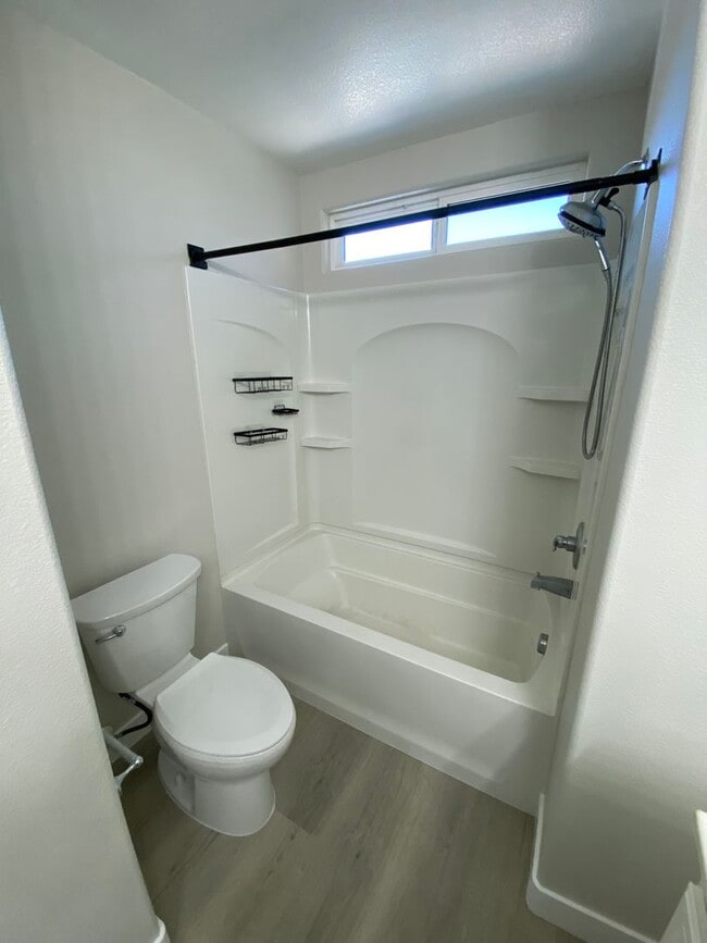 Building Photo - Two Story 3 bed/2.5 bath home in Silverado Ranch area