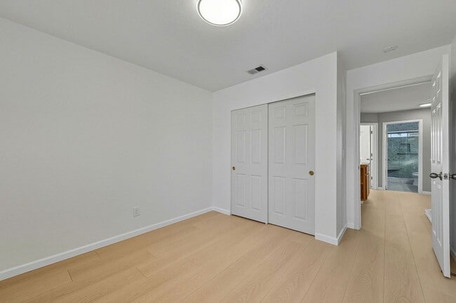 Building Photo - Updated Family Spacious Home w/ Fenced in ...