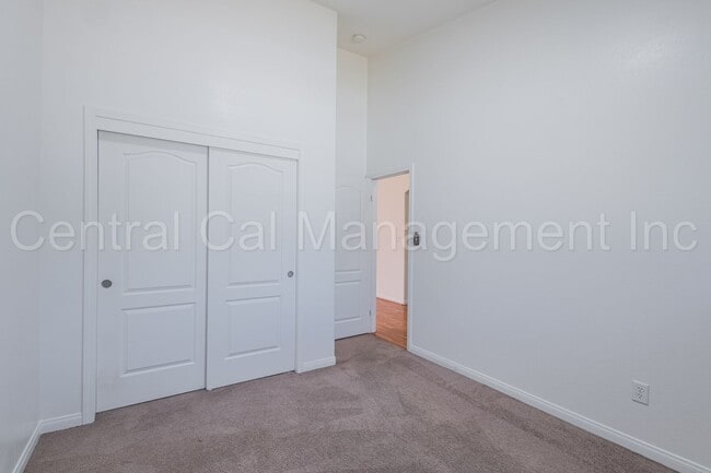 Building Photo - 4 Bedroom/2 Bath Home in Desired Southwest...