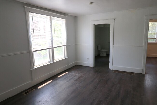 Building Photo - $1,300 - Newly 3 Bedroom 2 Bath