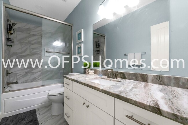 Building Photo - 712 Cypress Dr