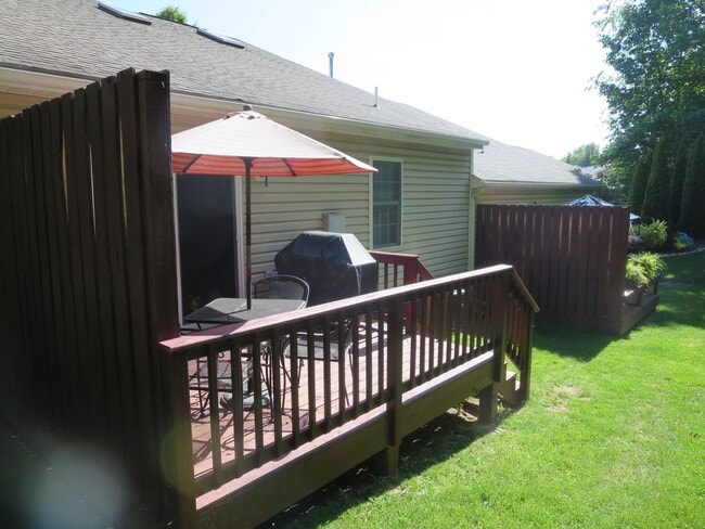 Building Photo - Spacious 2-Level Townhouse