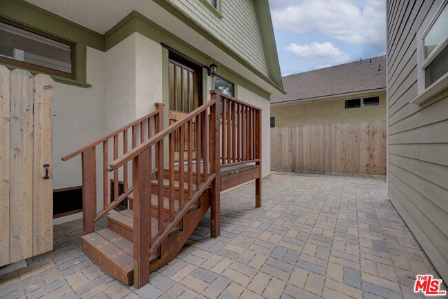 Building Photo - 140 Roselawn Pl