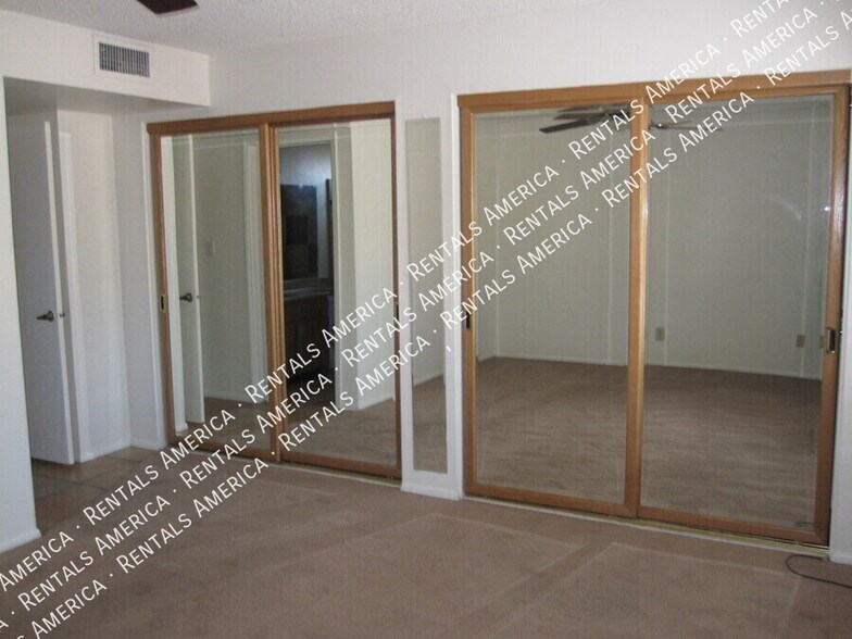 Building Photo - 1028 E Paradise Ln