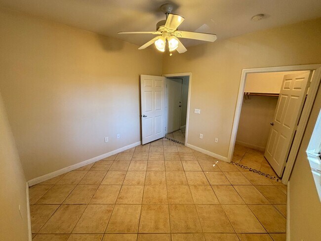Building Photo - Gorgeous 1Bed/1Bath Condo located in Spanish Palms guard gated community!